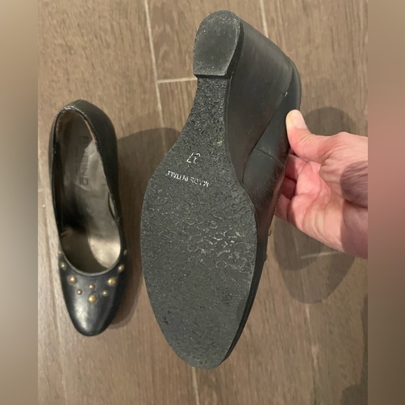 Black wedge heels with studded toe area - Picture 3 of 4